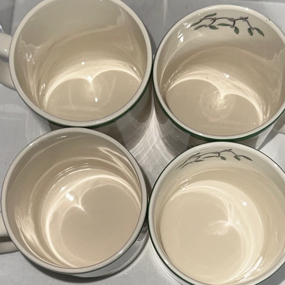 Four Spode 9oz Festive Christmas Tree Mugs with Green Trim - Picture 7 of 8